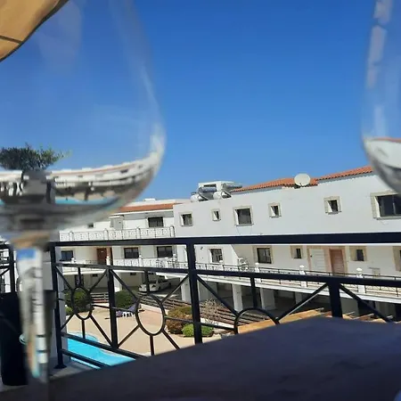 Paramount Gardens C201 아파트