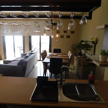 Апартаменты Paramount Gardens C201