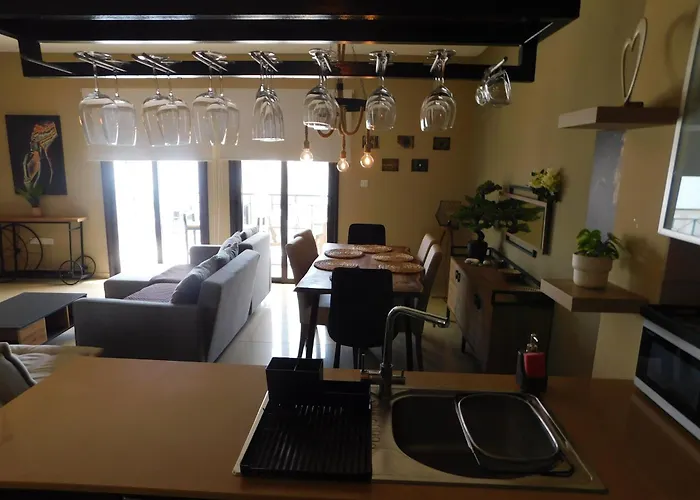 Апартаменты Paramount Gardens C201